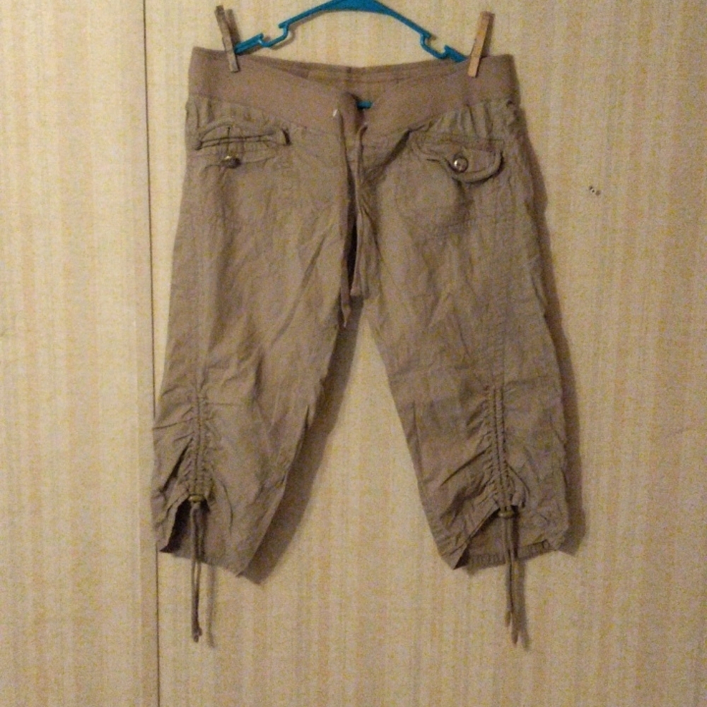 Ladies Khaki Capris